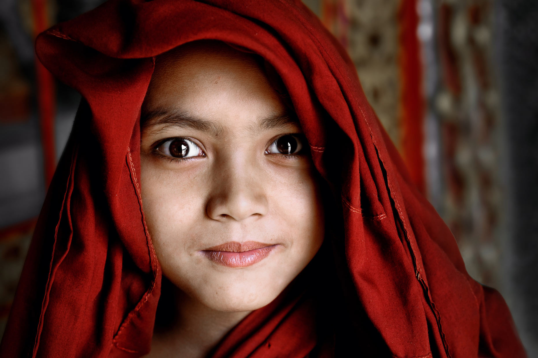Burma-monk-eyes.jpg